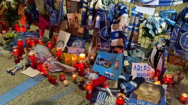 NAPOLİ - Arjantinli efsane futbolcu Maradona, Napoli San Paolo Stadı’nın girişinde anıldı