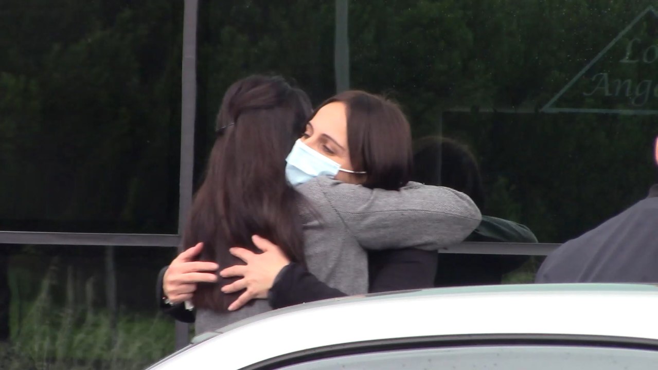 Irene Rosales sale del tanatorio completamente destrozada