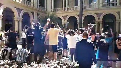 Cientos de personas accedieron por la fuerza al patio de las palmeras de Casa Rosada