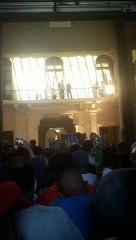 Alberto Fernández intentó calmar a los cientos que ingresaron por la fuerza a la Casa Rosada