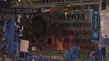 El estadio San Paolo de Nápoles y su hinchada coronan a Maradona como su rey