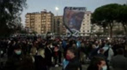 Maradona - Les fans de Naples réunis autour du stade San Paolo