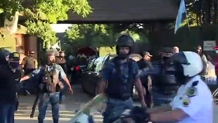 Cortejo fúnebre acompanhado por milhares