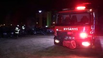 ADANA - Boş arazideki hurda otomobiller yandı