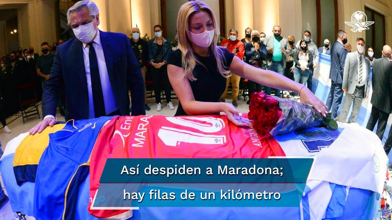 Alberto Fernández despide a Maradona con una camiseta de Argentinos Juniors