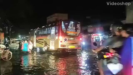 விருதுநகரில் திடீரென பலத்த காற்றுடன் கொட்டி தீர்த்த கன மழை.. மின் விநியோகம் கட் - வீடியோ