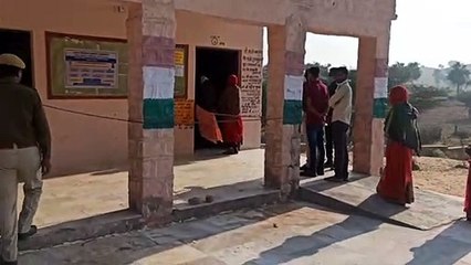 बाड़मेर: 'मतदान' को लगी सर्दी, धूप निकलने के बाद लगी कतारें