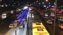 İSTANBUL - Toplu taşıma araçlarında ve duraklarda yolcu yoğunluğu