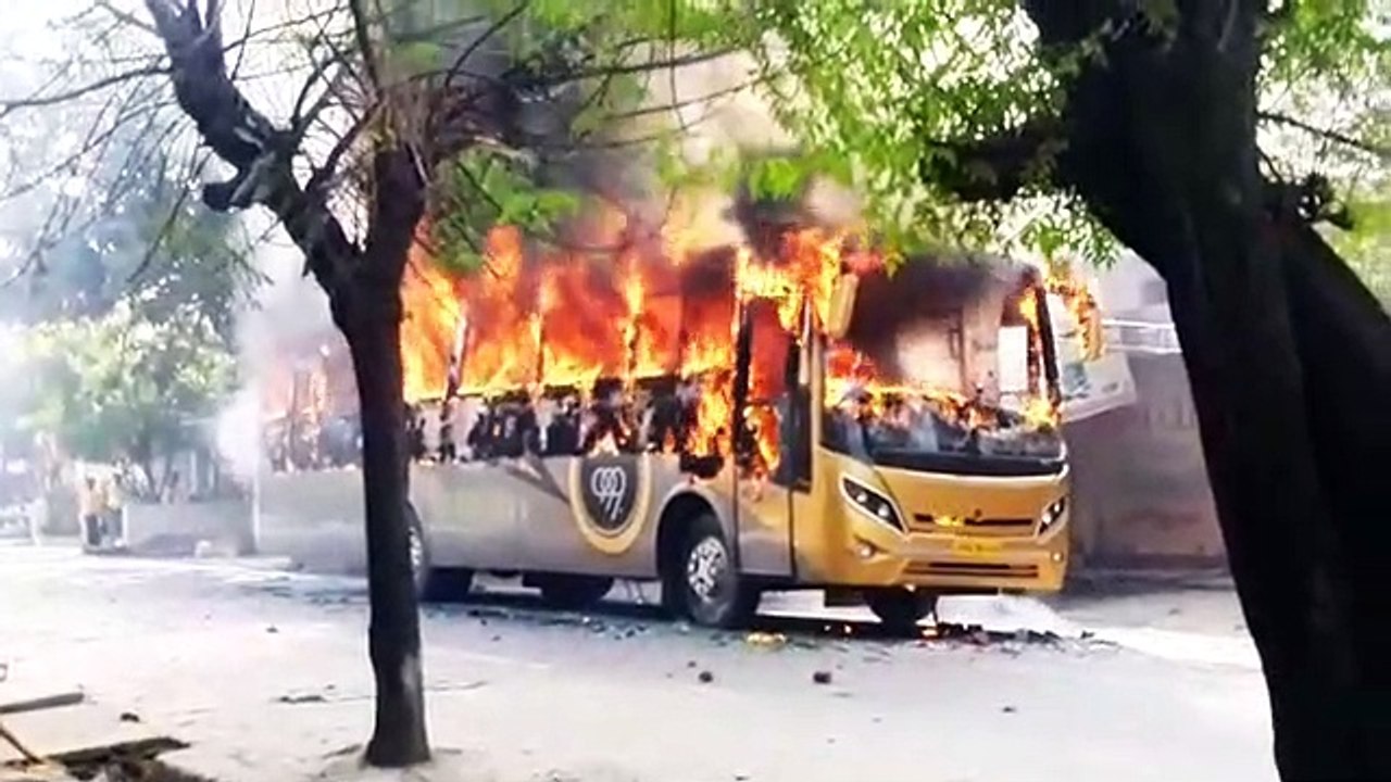 लखीमपुर खीरी: तेज रफ्तार बस ने स्कूटी सवार बच्चे को मारी टक्कर, मौके पर मौत, भीड़ ने बस में लगाई आग