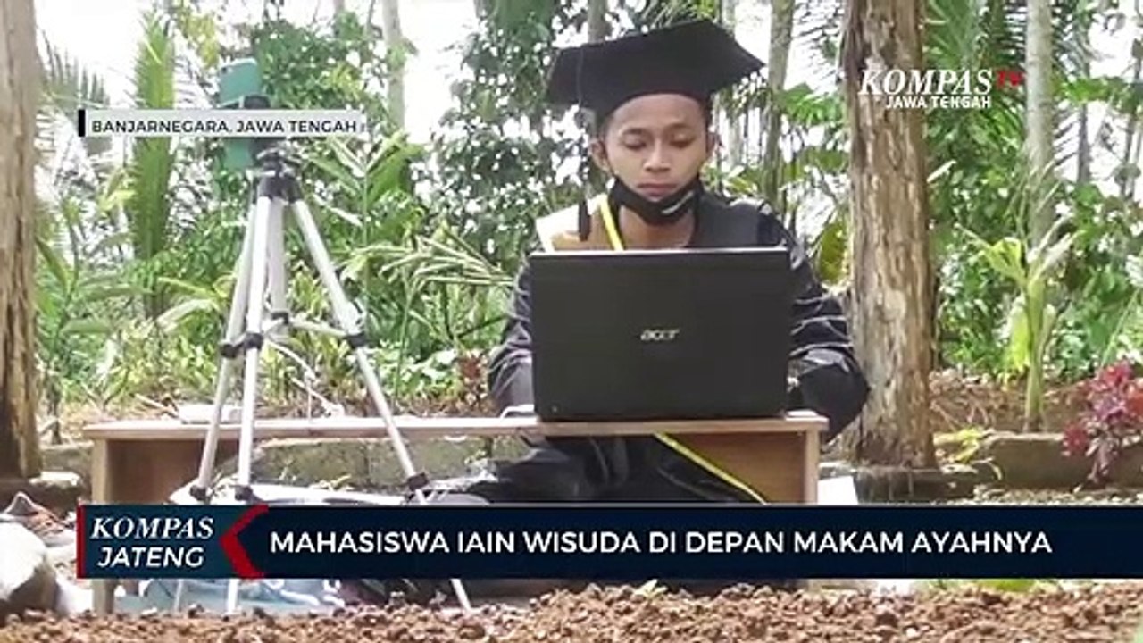 Mahasiswa IAIN Wisuda di Depan Makam Ayahnya