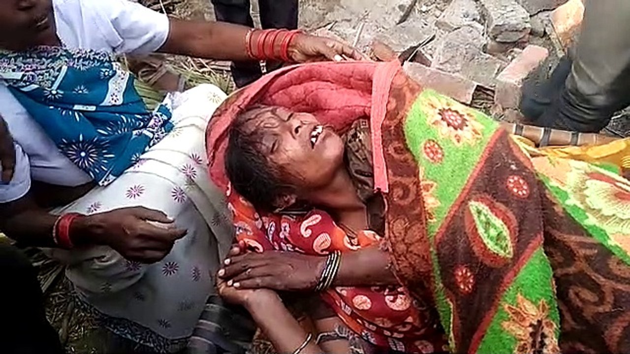 लखीमपुर खीरी: बंदरो ने मचाया उत्पात, मकान का गिरा छज्जा, चार लोग गंभीर रूप से घायल