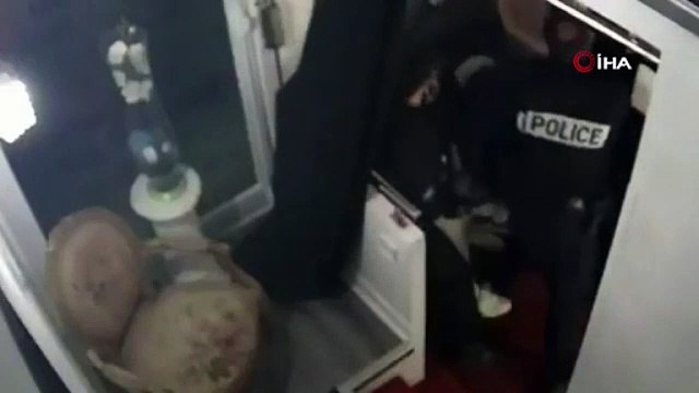 Avrupa'da polisin ırkçılık tavrı bitmiyor: 4 polis, bir siyahı dakikalarca darp etti