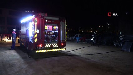 Adana’da Araç Hurdalığında Yangın, 2 Otomobil Tamamen Yandı