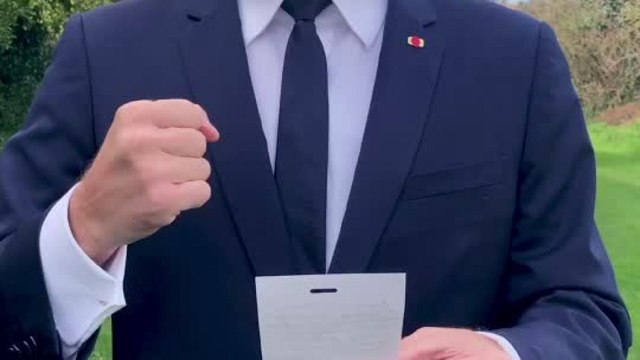 Ce sosie d'Emmanuel Macron imite le président sur TikTok et fait le buzz