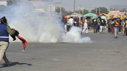 Police on Singhu border warns farmers not to enter Delhi