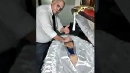 Olay yaratan kareler; Maradona'nın cenazesiyle fotoğraf çektirdiler