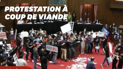 Download Video: À Taïwan, des députés lancent des abats de porc en plein Parlement