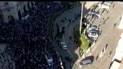 Una multitud despide entre llantos a Maradona