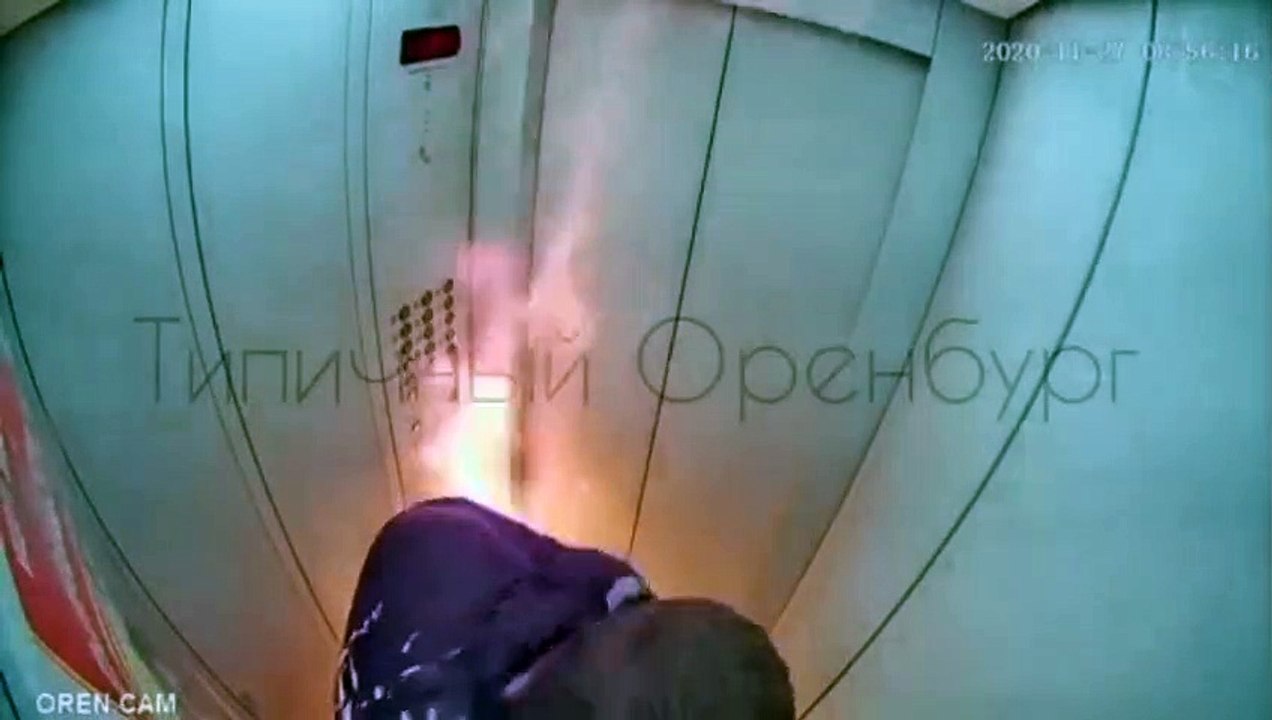 Un homme prend feu dans un ascenseur