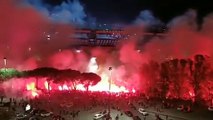 Les supporters du Napoli rendent hommage à Diego Maradona devant le stade