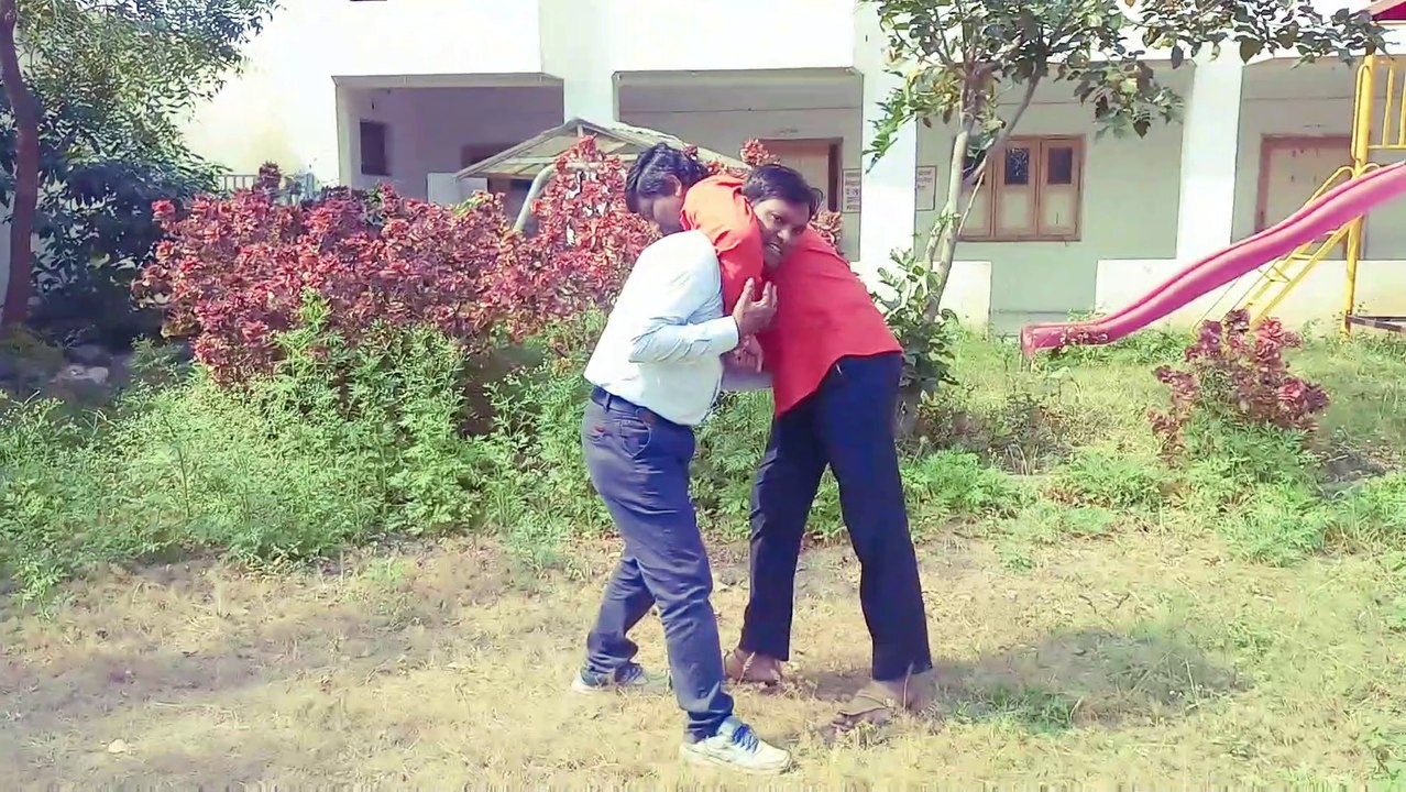 गर्दन की पकड़ छुड़ाने का तरीका।
