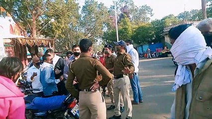 वाहन हटवाने के दौरान वाहन मालिकों और पुलिस कर्मीयों के बीच हुई बहस