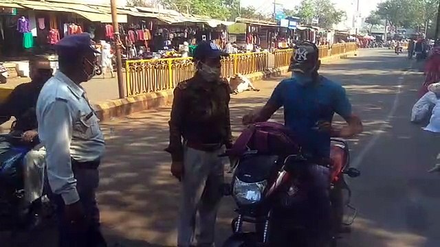 यातायात पुलिस द्वारा बिना मास्क वाहन चलाने वालों को रोक रोक कर मास्क पहनने को कहा