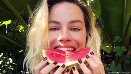 Margot Robbie struggles with Thanksgiving dish