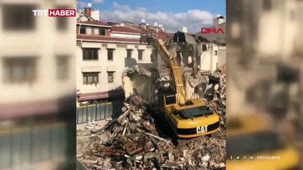 Bakırköy'de yıkım yapan kepçenin devrildiği anlar kamerada