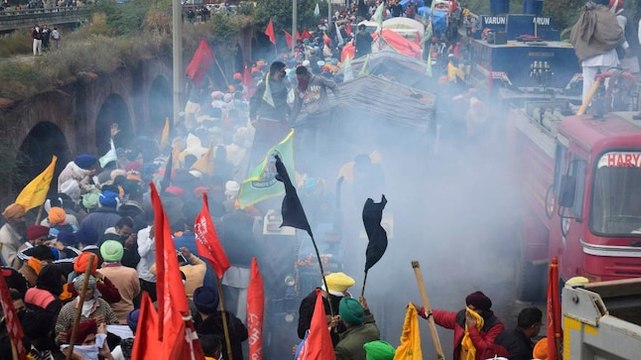 Farmers pelt stones, break barricades at Delhi-Haryana Singhu border