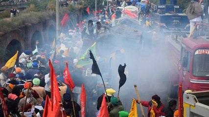 Farmers pelt stones, break barricades at Delhi-Haryana Singhu border