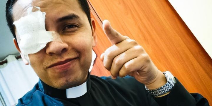 Sacerdote en fase terminal: Pierde los ojos, pero no pierde la fe
