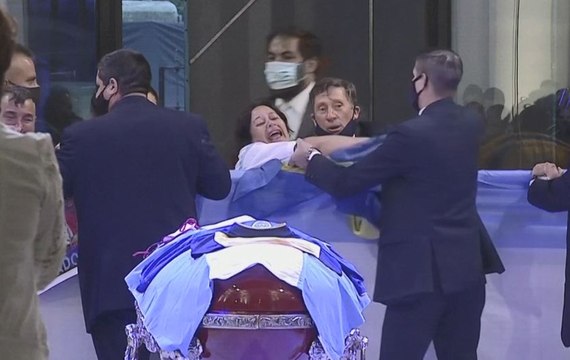 Mort de Maradona : Les fans argentins rendent un dernier hommage à la légende du foot