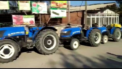 Amasya'da aldıkları kredileri ödeyemedikleri için traktörleri haczedilen çiftçiler köy meydanında eylem yaptı.