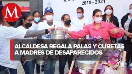 Alcaldesa de Guaymas, Sonora, entrega palas a familiares de personas desaparecidas