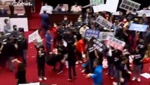 شاهد: نواب يتبادلون إلقاء أحشاء خنازير في البرلمان التايواني