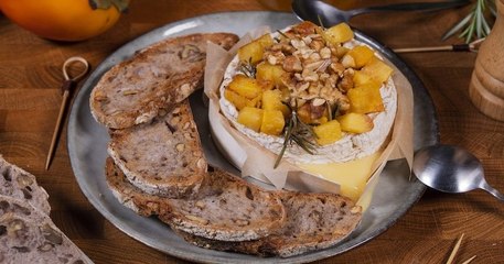 Préparez l'appétissant camembert rôti aux Kakis Ribera Del Xuquer AOP pour une tablée chaleureuse