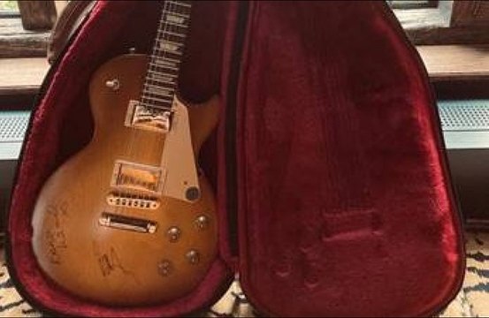 リアム・ギャラガーやエリック・クラプトンのギター、チャリティイベントに出品