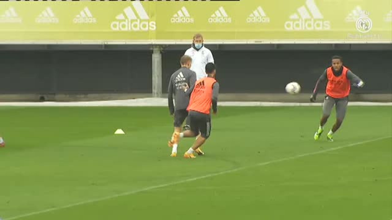 Último entrenamiento del Real Madrid antes de recibir al Alavés