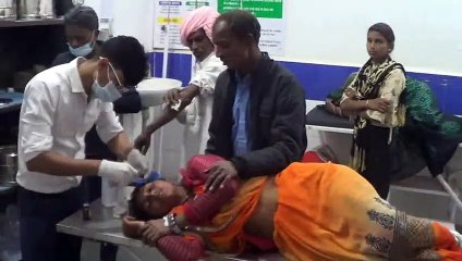 असंतुलित होकर लोडिंग वाहन दुर्घटनाग्रस्त हुआ, करीब 8 लोग हुए घायल