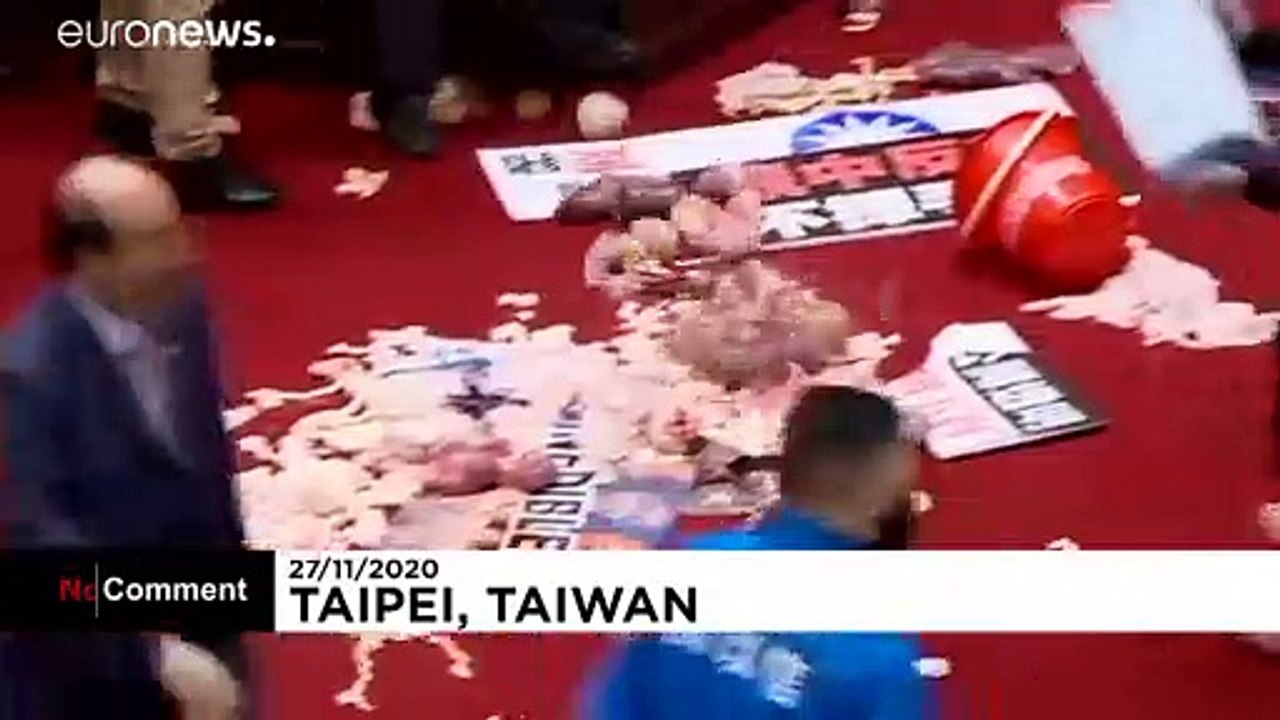 No Comment: Taiwans Regierungschef mit Schweine-Innereien beworfen