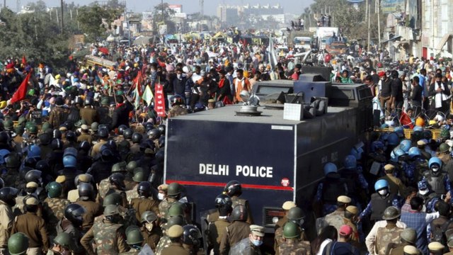 Delhi: Farmers at Sindhu Border, Cops use force to disperse