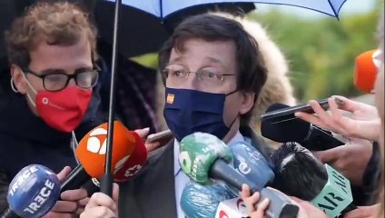 Almeida se presenta en La Paz, pese a no haber sido invitado, para acompañar a Pedro Sánchez en su visita al Hospital