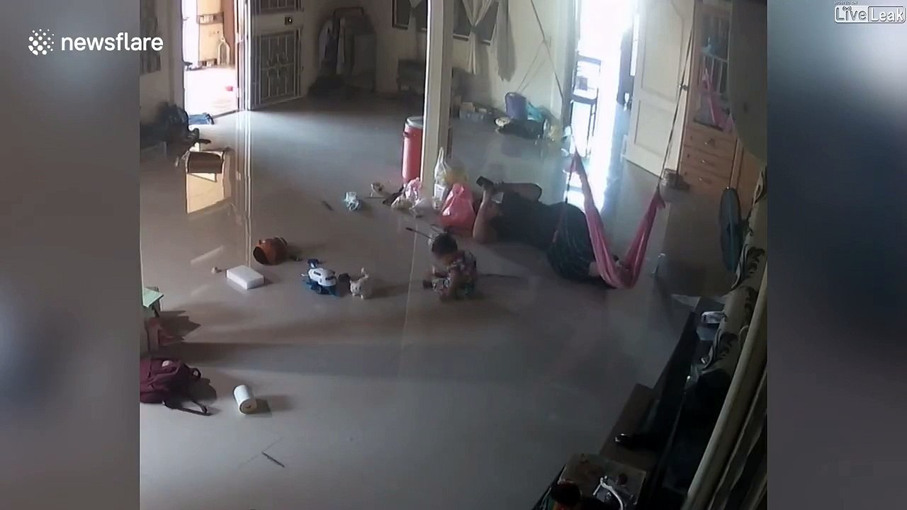 Cette maman sauve son bébé d'un mille-pattes venimeux