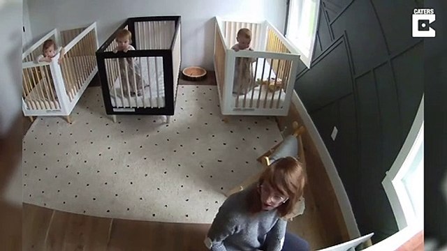 Des triplés se mettent à danser dans leur lit... Synchronisés les bébés