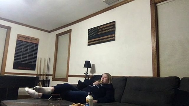 Un serpent venu de nulle part lui tombe dessus et elle ne s'en rend même pas compte