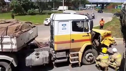 Caminhão bate em trem de carga no acesso à Cidade do Automóvel