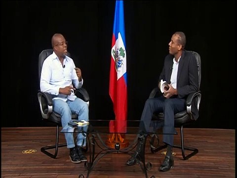 Lucien Jura ansyen pòt pawòl prezidans ap siyen yon liv titre «Témoignages, confidences ou Trahison»