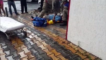 Mulher é socorrida após ser atingida por carro no Centro