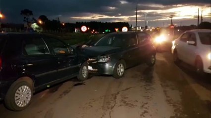 Colisão frontal é registrada na marginal da BR-277